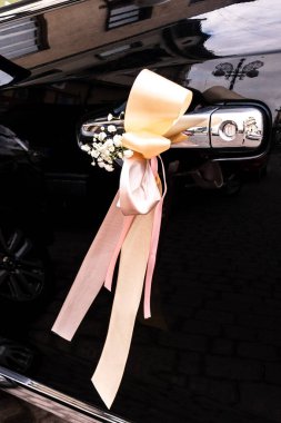 Düğün arabası süslemeleri ve süslemeleri. 2020.