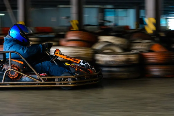 Dynamiczna Konkurencja Kartingowa Przy Prędkości Rozmytym Ruchem Wyposażonym Torze Wyścigowym — Zdjęcie stockowe