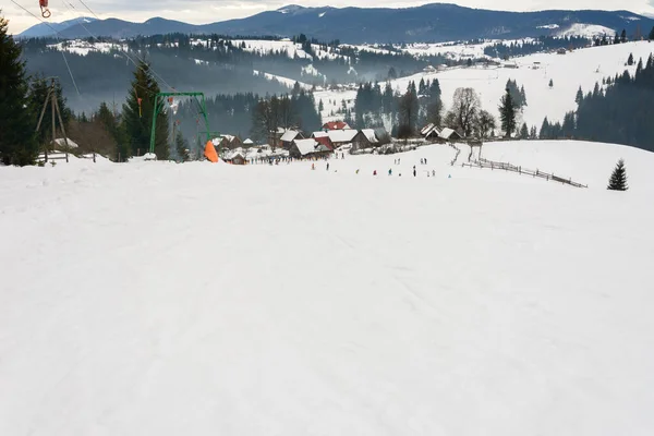 Les Skieurs Reposent Dans Village Ukrainien Des Carpates Hiver 2019 — Photo
