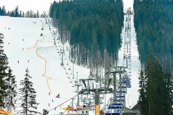 Lyžařský Svah Vlekem Pozadí Věčně Zeleného Karpatského Lesa Bukovel Resort — Stock fotografie