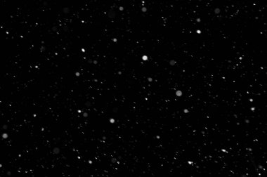 Siyah arkaplandaki Bokeh beyaz kar. Kar yağışı - yeni tasarım ögesi.