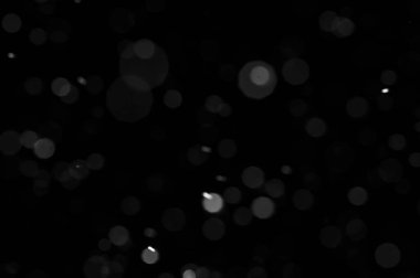 Siyah arkaplandaki Bokeh beyaz kar. Kar yağışı - yeni tasarım ögesi.