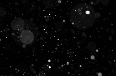 Siyah arkaplandaki Bokeh beyaz kar. Kar yağışı - yeni tasarım ögesi.