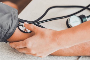 Kalp ve kan basıncını ölçmek için tonometre, hasta ve doktor kullanılıyor. 2020