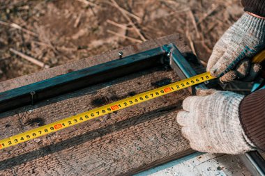 Bir mezura vasıtasıyla uzunluk ölçümü, bir metal profilinin uzunluğu .2020