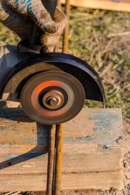 Açı öğütücüyle metal kesmek, evdeki metal telleri kesmek. 2020