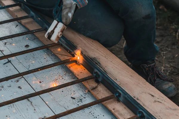 Człowiek Spawa Metalową Ramę Budowy Ptaszarni Spawania Metalu Bliska 2020 — Zdjęcie stockowe