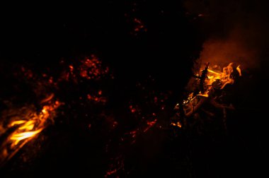 Geceleri ateş ve diller, akşamları ateşten parlak bir ışık, 2021 'de ateşten hafif bir duman.