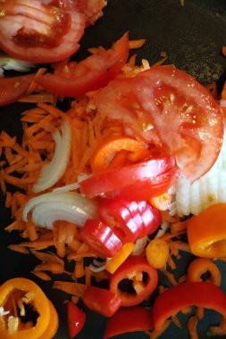 Haşlama, havuç, biber, soğan ve domates, sağlıklı ve besleyici gıda için doğranmış sebzeler. 2021