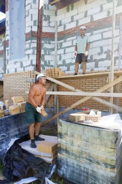 Usta duvarı ördüğü için işçisine tuğla fırlatıyor. 2019