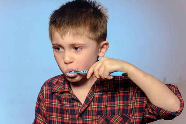 Красавчик Чистящий Зубы Ежедневная Процедура Ребенок Пижаме Стоматологическая Помощь Мальчик — стоковое фото