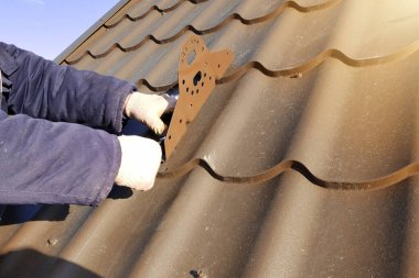 İşçi yükseklikte çalışır, galvanize çatıya kar kesme elementleri yerleştirir, soğuk mevsimde çalışır, işçiler sigortasız çalışır. 2020