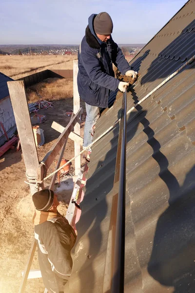Usta Sigortası Olmayan Özel Bir Evin Çatısında Çalışıyor Soğuk Mevsimde — Stok fotoğraf