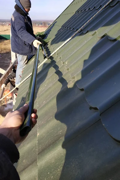 Mestre Trabalha Telhado Sem Elementos Seguro Telhado Verde Uma Telha — Fotografia de Stock