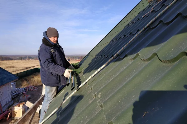 Şçi Elinde Çatıdaki Elementleri Yeşil Metalin Çatısını Kışlık Giysiler Içindeki — Stok fotoğraf