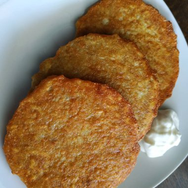 Kızarmış patates gözlemesi, vejetaryen yemeği, patates yemeği. yeni