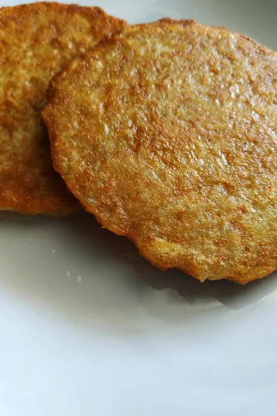 Aardappelpannenkoeken Een Wit Bord Vet Ongezond Eten Calorierijk Heerlijk Servies — Stockfoto