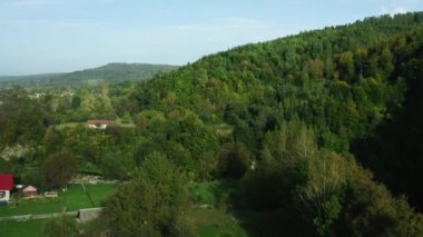 Ukrayna 'nın Karpatlar' daki dağ köyleri, dağlardaki köyün üst manzarası, resimli manzaralar..
