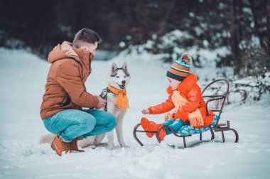 Kış oyunları, baba-kız evcil hayvan, kurt köpeği ve sahibinin kış ormanlarında oynadıkları yeni bir oyun.