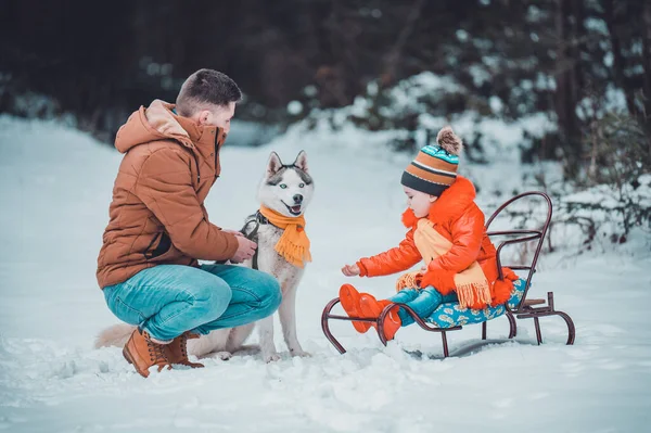 Winterspiele Vater Und Tochter Mit Haustier Husky Und Seinen Besitzern — Stockfoto