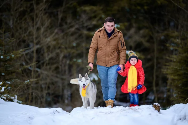 Pai Feliz Com Filha Seu Animal Estimação Parque Inverno Andando — Fotografia de Stock