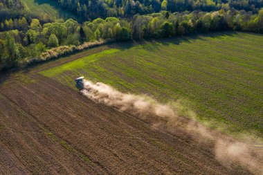 Toprağı ekilen bitkilere hazırlama süreci, tarla ekme sürecinin tepesinden bakıldığında, Ukrayna 'nın verimli toprakları .2021