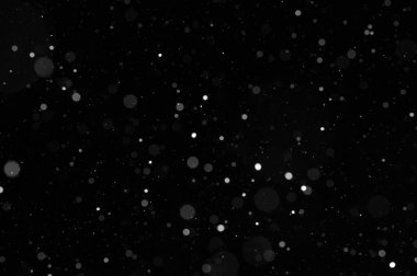 Gece gökyüzü arka planında düşen kar taneleri, post prodüksiyon için izole edilmiş ve grafik editörüyle örtülmüş. Siyah arkaplanda beyaz kar Bokeh 'i.