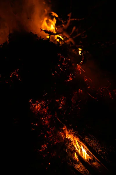 Fogo Línguas Chama Noite Luz Brilhante Fogo Noite Fumo Leve — Fotografia de Stock