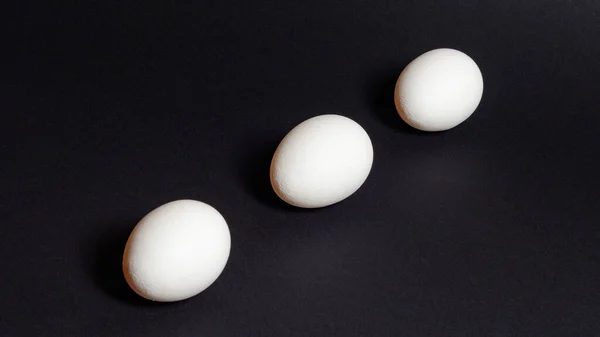 Три Білих Яйця Чорному Тлі Дієтична Здорова Їжа Багата Білок — стокове фото