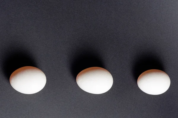 Trzy Białe Jaja Czarnym Tle Dietetyczne Zdrowe Jedzenie Bogate Białko — Zdjęcie stockowe