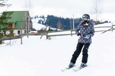 Yablunytsia, Ukrayna 2 Şubat 2019: Dağlarda, kayak ve dağlarda eğlence, küçük ve eğimli inişler.