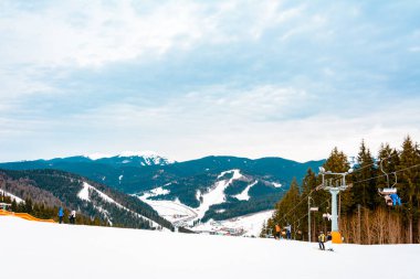 Bukovel, Ukrayna 3 Şubat 2019: kayakçılar kayak yamacında, yokuş aşağı ve kayak, dağlarda dinleniyorlar.