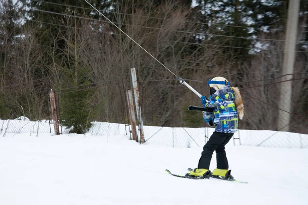 Yablunytsia Ukraine February 2019 Child Climbs Skis Using Hand Lift — Stock Photo, Image