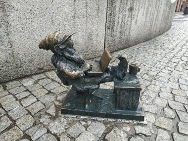 Wroclaw, Polonya 30 Ocak 2020: Ünlü Wroclaw yeni cücelerinin yakınında bir kız.