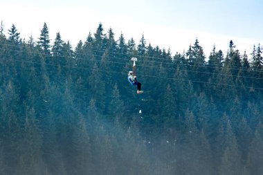 Bukovel, Ukrayna 3 Şubat 2019: Bukovel 'deki en yüksek teleferik geçidi, kalbi zayıf olanlar için kayak.