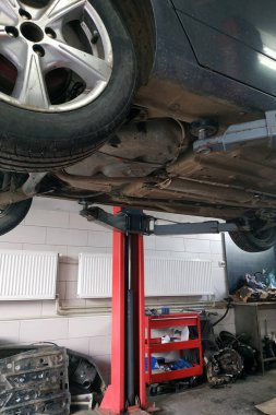 Araba ve araba servisi, araba kontrolü ve onarımı, asansördeki araba. 2021.