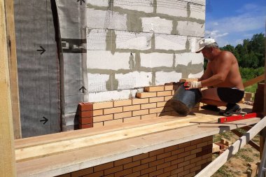 Üstat ön tuğladan döşeme, evin ısıtması, yazları inşaat işleri.