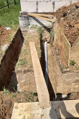 Siperdeki kanalizasyon borusu, kanalizasyon ve kanalizasyon inşaat alanında çalışıyor.