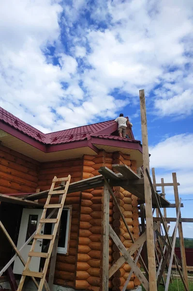 Pracovníci Pracují Nahoře Střešní Izolace Dokončovací Práce Střeše Dřevěné Lešení — Stock fotografie