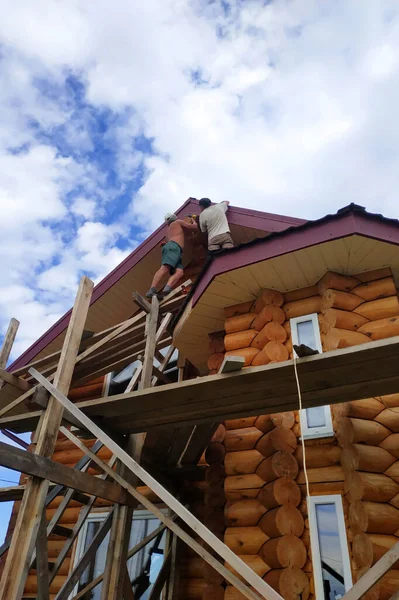 Pracovníci Pracují Nahoře Střešní Izolace Dokončovací Práce Střeše Dřevěné Lešení — Stock fotografie