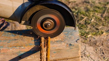 İşçi, metali açı öğütücüyle keser, iş sokakta yapılır. 2020