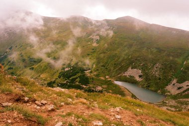 Gutyn Tomnatyk Dağı 'ndan Brebeneskul Gölü' ne, Ukrayna 'nın en yüksek gölü olan Karpat Dağları vadisinde bir göl.