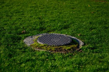 Şehir parkında kanalizasyon delikleri, drenaj sistemi, rezervuarlar. 2020