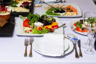 Masa düzenleme, önemli ve aile etkinlikleri için yemek ve dekorasyon, lezzetli atıştırmalıklar ve sıcak yemekler. 2020