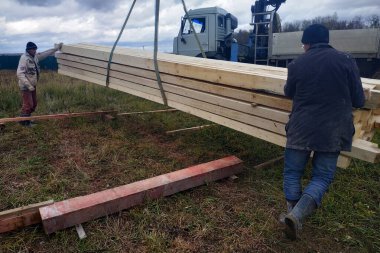 Kaluga, Rusya 13 Ekim 2019: İnşaat işleri, inşaat için tahtaları boşaltma. yeni