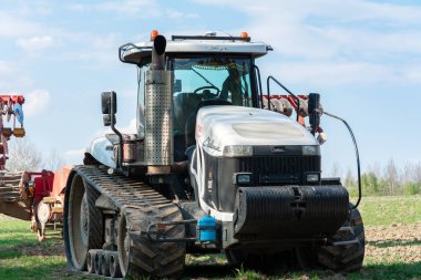 Dolyna, Ukrayna 29 Nisan 2020: tarım endüstrisi makineleri tarlaları işleyecek, tırtıl, tarım firması Khorytsia.Yeni