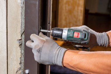 Dolyna, Ukrayna 21 Temmuz 2020: özel bir eve giriş kapılarının, metal kapıların ve polimer kaplamaların onarımı ve kurulumu. yeni