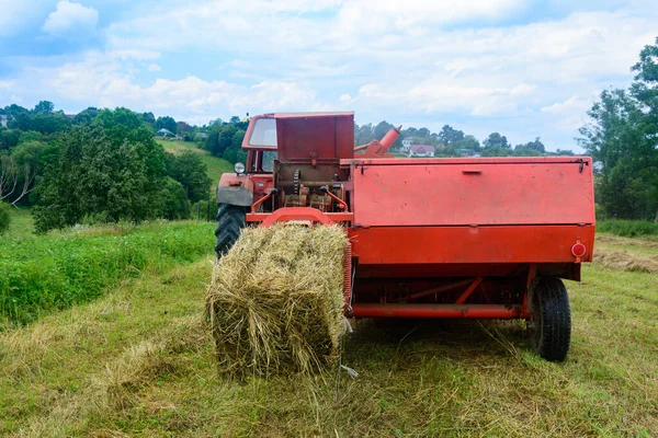 Pressing Hay Bales Old Working Press Harvesting Harvesting Dry Fodder — Stock Photo, Image