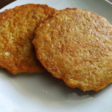 Beyaz tabakta patatesli gözleme, yağlı ve sağlıksız yemek, yüksek kalorili ve lezzetli yemekler.