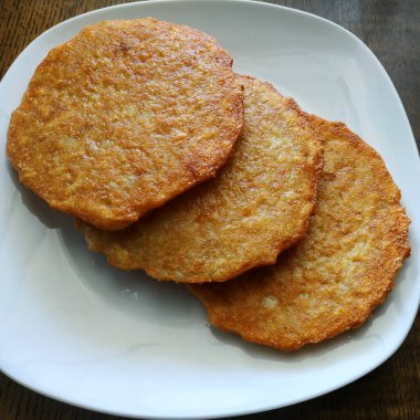 Kızarmış patates gözlemesi, vejetaryen yemeği, patates yemeği. yeni